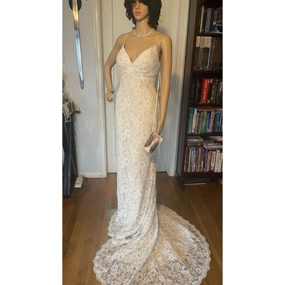 Ethereal Elegance: Exquisite Essense of Australia D2467 Wedding Dress - Picture 7 of 17